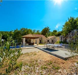 2 bedroom villa with pool and mountain views near Orašac, sleeps 4